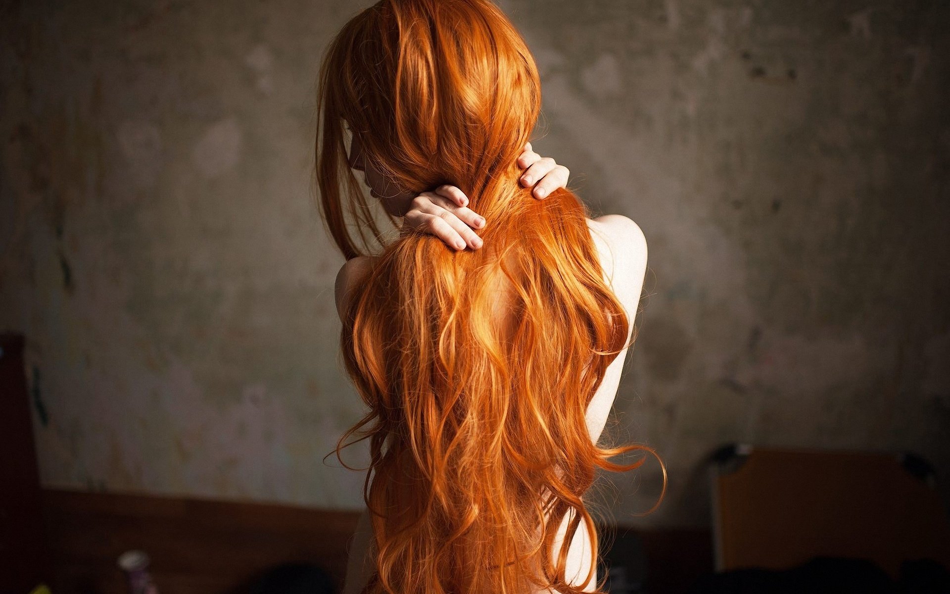 Рыжие картинки. Длинные рыжие волосы. Девушка с рыжими волосами со спины. Длинные рыжие волосы со спины. Рыжеволосая девушка со спины.